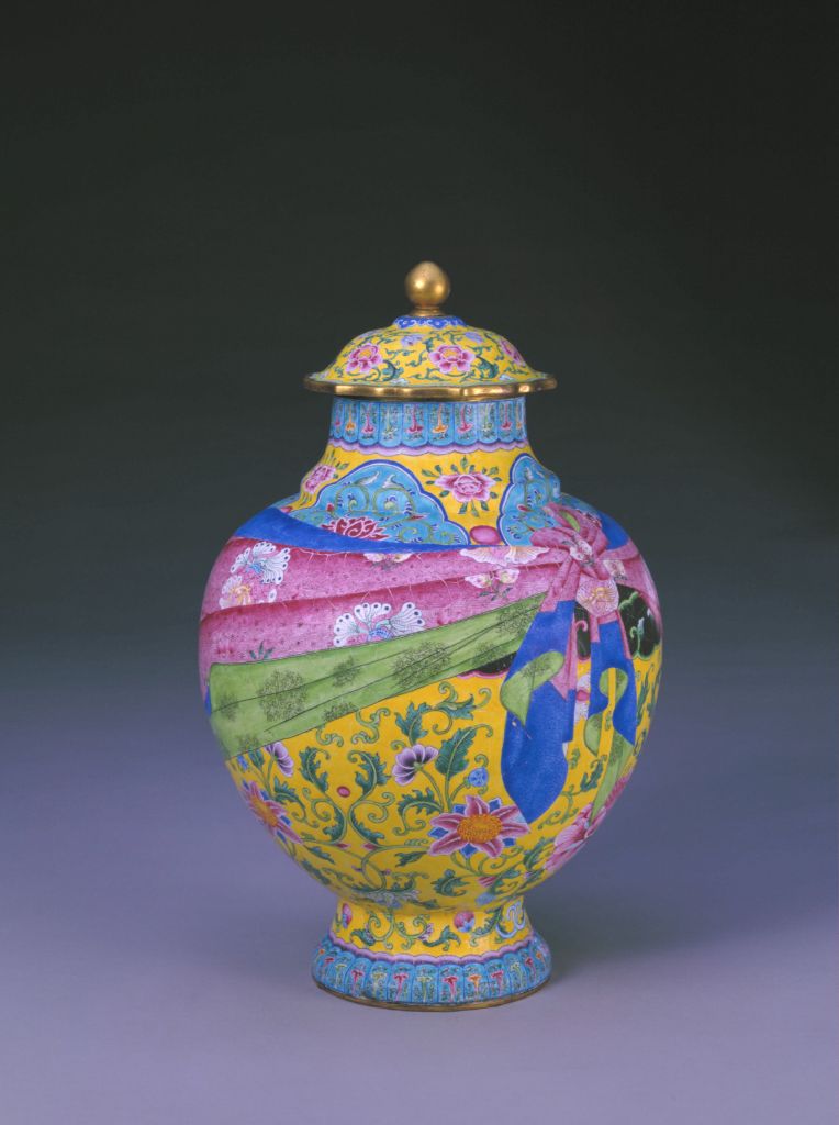 图片[1]-Qianlong style painted enamel bottle with tied patterns-China Archive